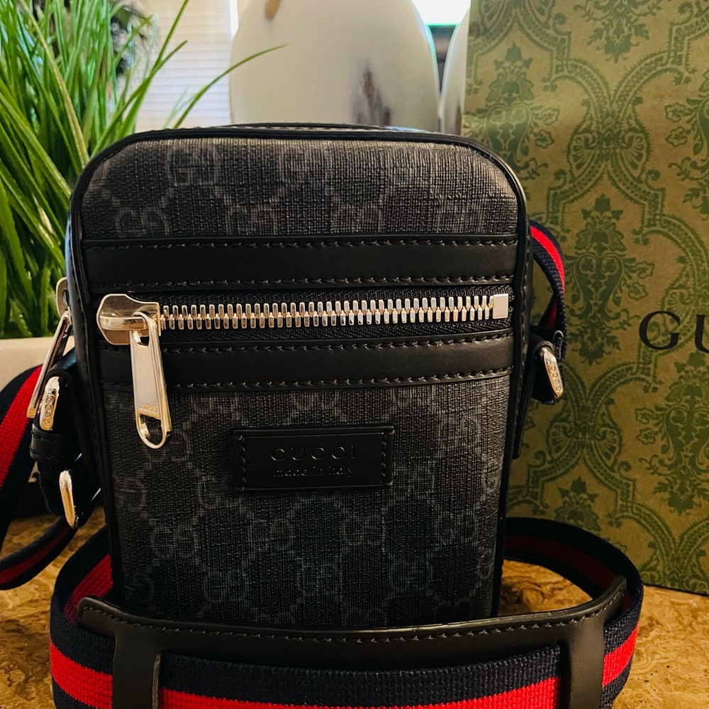 💯Authentic Guicci Crossbody G G Supreme Unisex Black and Gray. Great condition